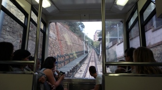 Mit der Funicular geht's steil hinauf